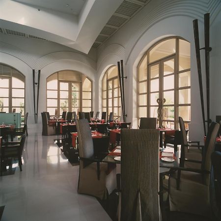 Trident Gurgaon Hotel Kültér fotó The restaurant